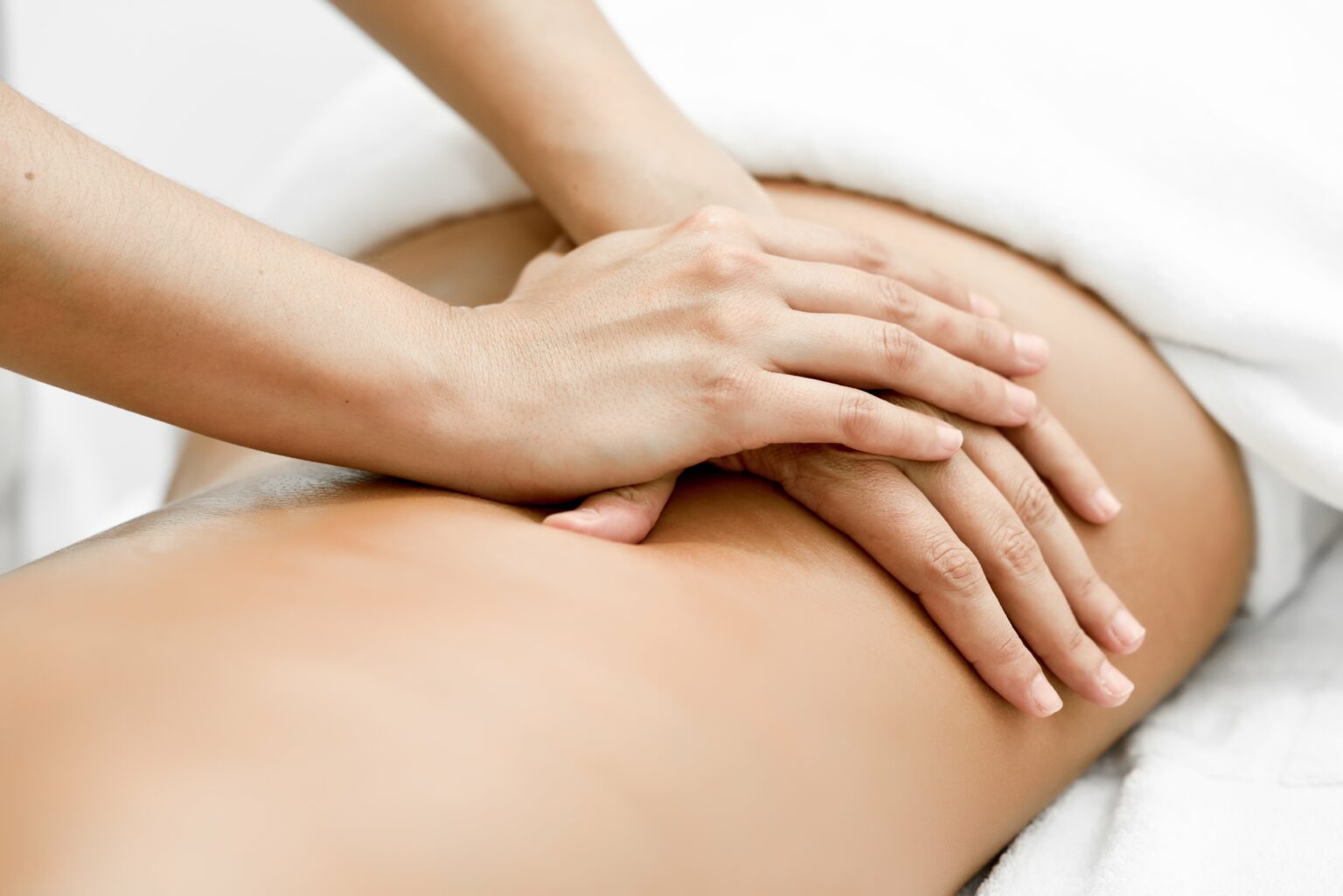 giovane-donna-che-riceve-un-massaggio-alla-schiena-in-un-centro-termale-min