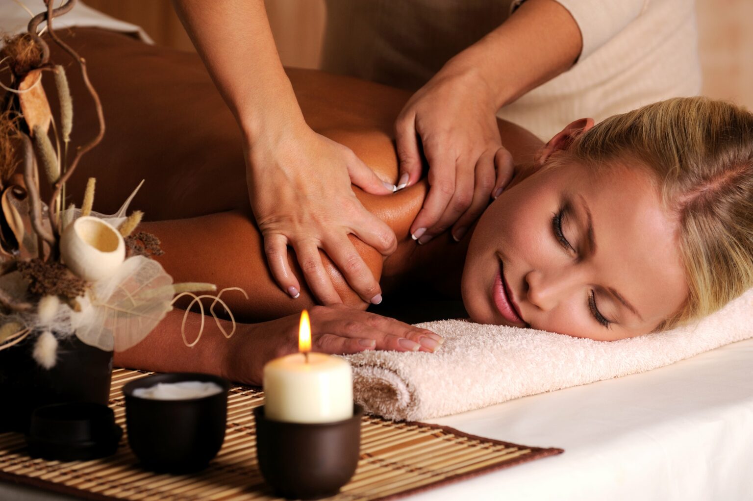 massaggiatore-che-fa-massaggio-sulla-spalla-femminile-nel-salone-di-bellezza-min